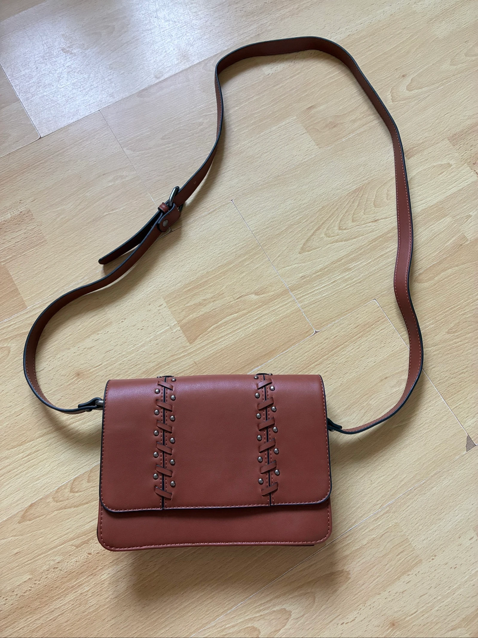 Sac à bandoulière 100% cuir à clous tressé ajustable neuf